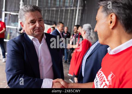 Essen, Germania. 23 maggio 2024. Miguel López (l), CEO di ThyssenKrupp, stringe la mano a Tekin Nasikkol, presidente del comitato aziendale del gruppo di ThyssenKrupp, durante una dimostrazione avviata da IG Metall e dai comitati aziendali di fronte alla sede centrale di ThyssenKrupp. Sono previsti fino a 5000 dipendenti. L'occasione è la riunione del Consiglio di vigilanza di ThyssenKrupp nello stesso giorno. In questa riunione, il Consiglio di amministrazione voterà, tra le altre cose, sul gruppo EPCG che acquisisce una partecipazione del 20% nella divisione acciaio. Crediti: Rolf Vennenbernd/dpa/Alamy Live News Foto Stock