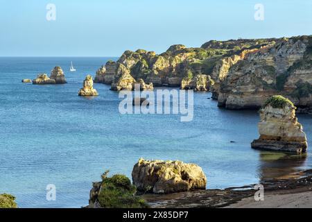Spiaggia di Praia Dona Ana, con i suoi spettacolari cumuli e scogliere a Lagos, Algarve, Portogallo. Foto Stock