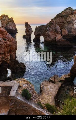 Splendida alba a Ponta da Piedade vicino a Lagos in Algarve, Portogallo Foto Stock