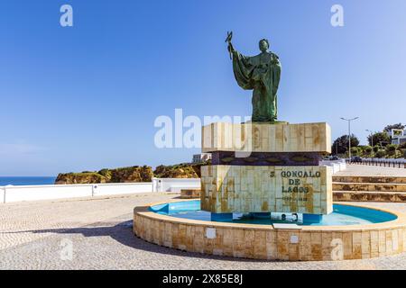 Statua del Santo Patrono portoghese dei pescatori nell'Algarve .S. Goncalo de Lagos che guarda verso il mare Foto Stock