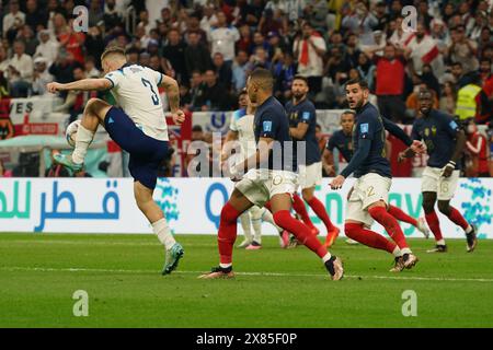 Doha, Qatar. decimo. Dicembre 2022. Luke Shaw in azione durante la partita tra Francia e Inghilterra, quarti di finale, Coppa del mondo FIFA Qatar 2022. Foto Stock