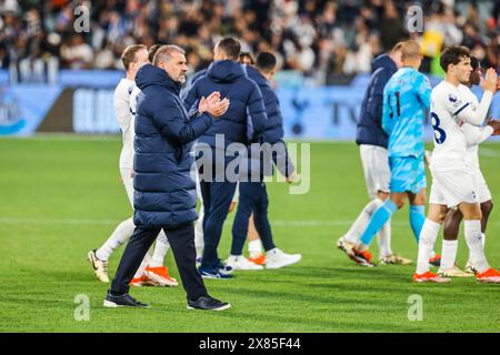 Melbourne, Victoria, Australia. 22 maggio 2024. MELBOURNE, AUSTRALIA - 22 MAGGIO: Ange Postecoglou del Tottenham Hotspur ringrazia i tifosi dopo aver perso contro il Newcastle United durante la Global Football Week al Melbourne Cricket Ground il 22 maggio 2024 a Melbourne, Australia (Credit Image: © Chris Putnam/ZUMA Press Wire) SOLO PER USO EDITORIALE! Non per USO commerciale! Foto Stock