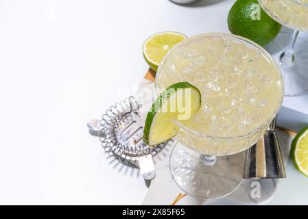 Bevanda alcolica al gimlet di calce acido. Limonata martini alcol boozy cocktail guarnito con lime, sfondo bianco copia spazio Foto Stock