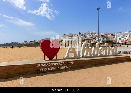 I Love Albufeira sign sulla spiaggia sabbiosa dei pescatori di Albufeira, Algarve, Portogallo Foto Stock