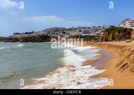 La spiaggia sabbiosa di Albufeira, Algarve, Portogallo Foto Stock