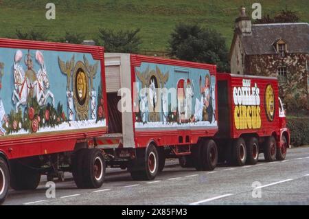 Veicoli Gerry Cottles Circus su strada negli anni '1970 del West Yorkshire, Inghilterra settentrionale, Regno Unito Foto Stock