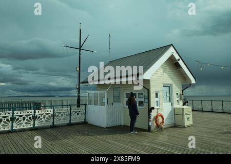 Capanna dei pescatori sul molo di Penarth all'inizio della primavera Foto Stock