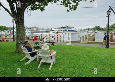 I turisti si rilassano vicino al porto interno di Hyannis. Massachusetts, Stati Uniti d'America Foto Stock