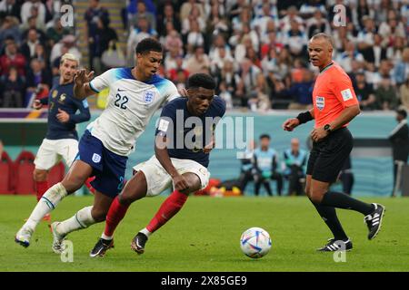 Doha, Qatar. decimo. Dicembre 2022. Aurelien Tchouameni e Jude Bellingham in azione durante la partita tra Francia e Inghilterra, quarti di finale, FIFA Foto Stock