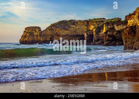 Onde sulla spiaggia Praia dos Estudantes a Lagos, Algarve, Portogallo. Foto Stock