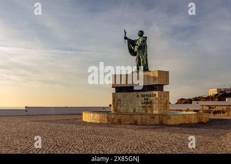 Statua del Santo Patrono portoghese dei pescatori nell'Algarve. St. Goncalo de Lagos che guarda verso il mare Foto Stock