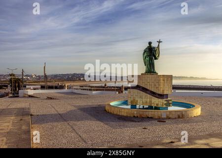 Statua del Santo Patrono portoghese dei pescatori nell'Algarve. St. Goncalo de Lagos che guarda verso il mare Foto Stock