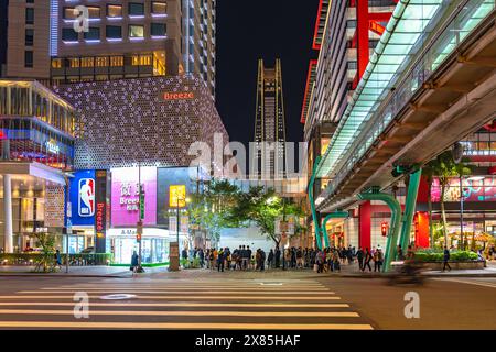 Vista notturna del centro commerciale speciale di Xinyi, dei grandi magazzini, dell'hotel e del ristorante alla moda raggruppati in un unico punto. Foto Stock