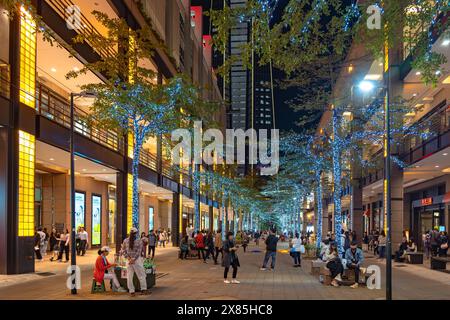 Vista notturna del centro commerciale speciale di Xinyi, dei grandi magazzini, dell'hotel e del ristorante alla moda raggruppati in un unico punto. Foto Stock