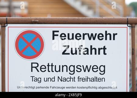 Dresda, Germania. 23 maggio 2024. Un cartello con le parole "accesso ai vigili del fuoco" è appeso su un cancello. Crediti: Sebastian Kahnert/dpa/Alamy Live News Foto Stock