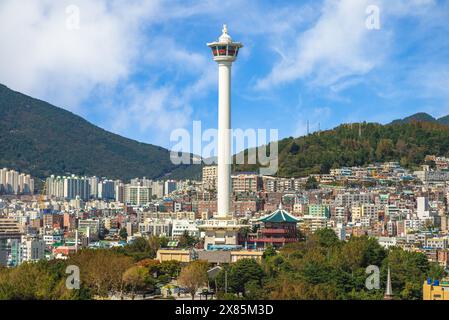 Busan Tower presso il parco Yongdusan situato nella città di Busan, Corea del Sud Foto Stock