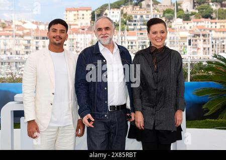 Iago Xavier, Karim Ainouz und Nataly Rocha beim Photocall zum Kinofilm 'Motel destino' auf dem Festival de Cannes 2024 / 77. Internationale Filmfestspiele von Cannes am Palais des Festivals. Cannes, 23.05.2024 Foto Stock