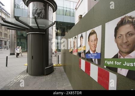 Wahlplakat der Big Brother Staffel 6 zur Wahl des Bürgermeisters hängt in Köln aus, Deutschland 2005. Foto Stock