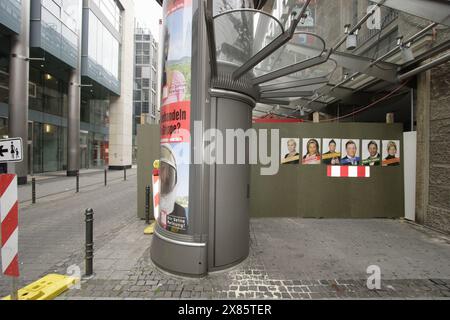 Wahlplakat der Big Brother Staffel 6 zur Wahl des Bürgermeisters hängt in Köln aus, Deutschland 2005. Foto Stock