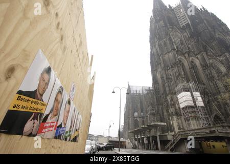 Wahlplakat der Big Brother Staffel 6 zur Wahl des Bürgermeisters hängt in Köln aus, Deutschland 2005. Foto Stock