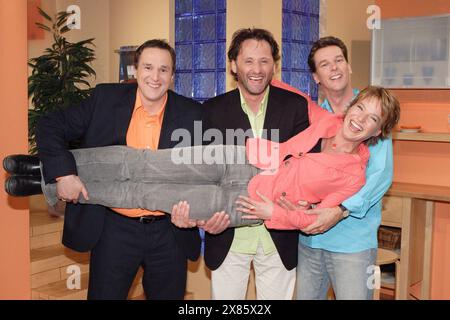 'Die jungen Tenöre' Hubert Schmid, Bernhard Hirtreiter und Hans Hitzeroth tragen Moderatorin Andrea Ballschuh beim ZDF Morgenmagazin 'Volle Kanne' im Studio Düsseldorf, Deutschland 2005. Foto Stock