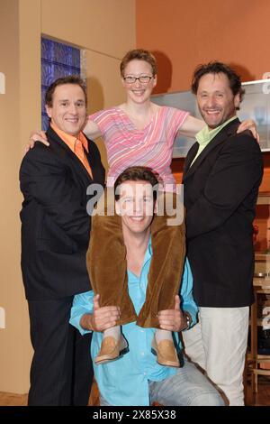 'Die jungen Tenöre' Hubert Schmid, Hans Hitzeroth und Bernhard Hirtreiter mit 'Echo der Frau'-Redakteurin Ulrike Jansen zu Gast im ZDF Morgenmagazin 'Volle Kanne' im Studio Düsseldorf, Deutschland 2005. Foto Stock