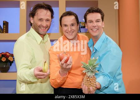 'Die jungen Tenöre' Bernhard Hirtreiter, Hans Hitzeroth und Hubert Schmid zu Gast im ZDF Morgenmagazin 'Volle Kanne' im Studio Düsseldorf, Deutschland 2005. Foto Stock