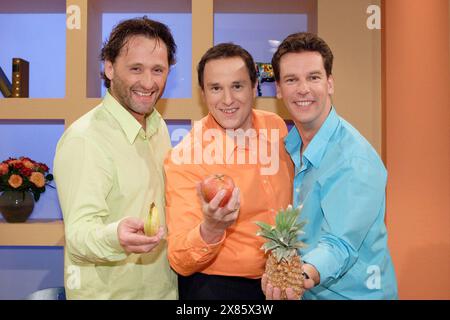 'Die jungen Tenöre' Bernhard Hirtreiter, Hans Hitzeroth und Hubert Schmid zu Gast im ZDF Morgenmagazin 'Volle Kanne' im Studio Düsseldorf, Deutschland 2005. Foto Stock