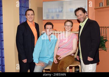 'Die jungen Tenöre' Hubert Schmid, Hans Hitzeroth und Bernhard Hirtreiter mit 'Echo der Frau'-Redakteurin Ulrike Jansen zu Gast im ZDF Morgenmagazin 'Volle Kanne' im Studio Düsseldorf, Deutschland 2005. Foto Stock