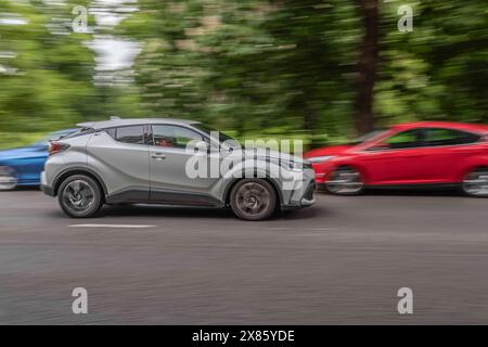 Auto in corso che mostra il movimento del backgrond, Northampton, Inghilterra, regno unito. Foto Stock