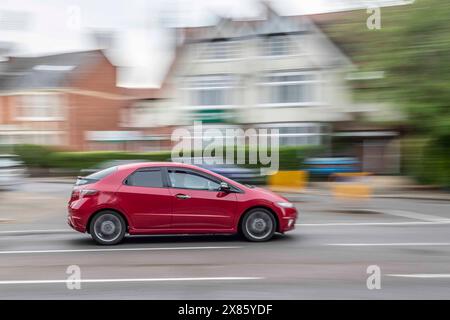 Auto in corso che mostra il movimento del backgrond, Wellingborough Road Northampton, Inghilterra, regno unito. Foto Stock