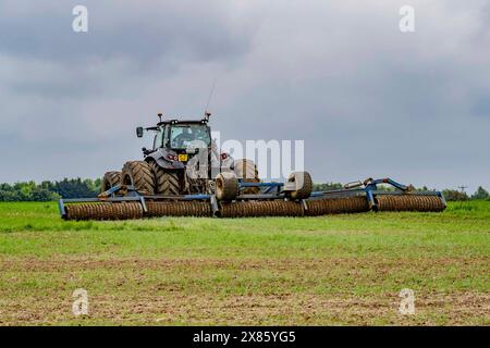 Deutz-Fahr 7250 TTV WARRIOR and Field Roller che lavora in terreni agricoli al largo di Loverose Way, Northampton, Inghilterra, Regno Unito. Foto Stock