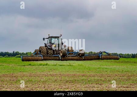 Deutz-Fahr 7250 TTV WARRIOR and Field Roller che lavora in terreni agricoli al largo di Loverose Way, Northampton, Inghilterra, Regno Unito. Foto Stock