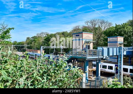 Northern Train che passa per la stazione ferroviaria di Kirkham in una giornata di sole primaverili Foto Stock