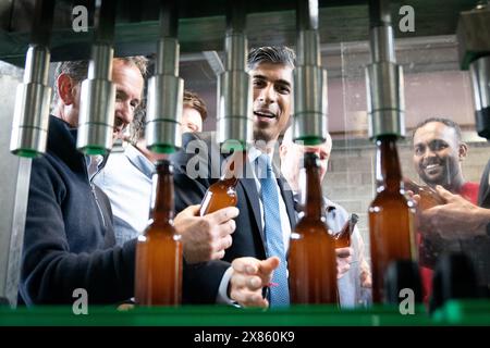 Il primo ministro Rishi Sunak incontra i membri dello staff del birrificio vale of Glamorgan, a Barry, nel Galles meridionale, mentre si trova sulla pista delle elezioni generali. Data foto: Giovedì 23 maggio 2024. Foto Stock