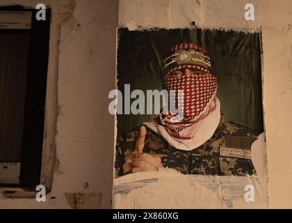 Beirut, Libano. 18 maggio 2024. Un poster del portavoce di Hamas Abu Obaida a Bourj el-Brajneh Refugee Camp, Beirut, Libano, il 18 maggio 2024. Circa 25.000 palestinesi vivono a Bourj el-Brajneh. (Foto di Collin Mayfield/Sipa USA) credito: SIPA USA/Alamy Live News Foto Stock