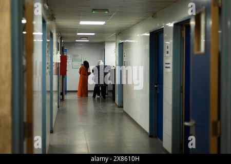 Beirut, Libano. 18 maggio 2024. Due donne visitano una clinica medica della Mezzaluna Rossa a Bourj el-Brajneh Refugee Camp, Beirut, Libano, il 18 maggio 2024. Circa 25.000 palestinesi vivono a Bourj el-Brajneh. (Foto di Collin Mayfield/Sipa USA) credito: SIPA USA/Alamy Live News Foto Stock