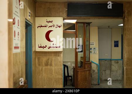 Beirut, Libano. 18 maggio 2024. Una clinica medica Red Crescent a Bourj el-Brajneh Refugee Camp, Beirut, Libano, il 18 maggio 2024. Circa 25.000 palestinesi vivono a Bourj el-Brajneh. (Foto di Collin Mayfield/Sipa USA) credito: SIPA USA/Alamy Live News Foto Stock