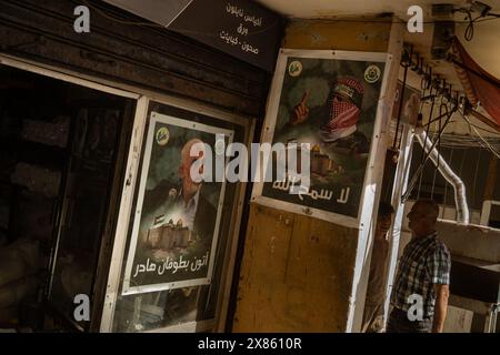 Beirut, Libano. 18 maggio 2024. Manifesti del leader di Hamas Ismail Haniyeh (sinistra) e del portavoce di Hamas Abu Obaida (destra) a Bourj el-Brajneh Refugee Camp, Beirut, Libano, il 18 maggio 2024. Circa 25.000 palestinesi vivono a Bourj el-Brajneh. (Foto di Collin Mayfield/Sipa USA) credito: SIPA USA/Alamy Live News Foto Stock