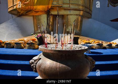 Tailandia, Bangkok, gli enormi piedi del Buddha Phrasiariyametri alto 32 metri presso il tempio Indrawiharn (Wat Indrawiharn), XIX secolo Foto Stock