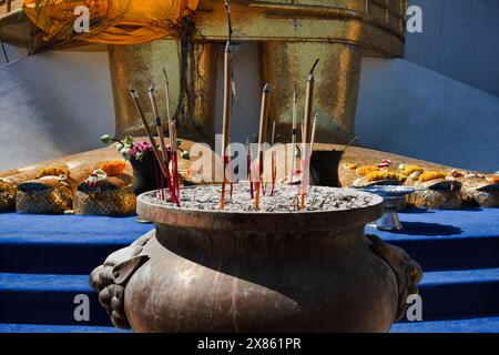 Tailandia, Bangkok, gli enormi piedi del Buddha Phrasiariyametri alto 32 metri presso il tempio Indrawiharn (Wat Indrawiharn), XIX secolo Foto Stock