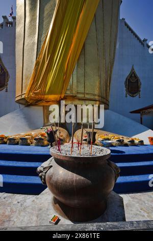 Tailandia, Bangkok, gli enormi piedi del Buddha Phrasiariyametri alto 32 metri presso il tempio Indrawiharn (Wat Indrawiharn), XIX secolo Foto Stock