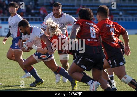 Il South African International, Francois "FAF" de Klerk (centro) affronta l'ex Australian International, Will Genia in una partita di Japan Rugby League One. Foto Stock