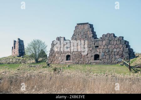 Vista di una fortezza in rovina a Bomarsund, Aland. Una fortezza del XIX secolo costruita durante la guerra di Crimea. Foto Stock