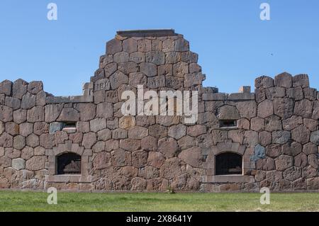 Vista di una fortezza in rovina a Bomarsund, Aland. Una fortezza del XIX secolo costruita durante la guerra di Crimea. Foto Stock