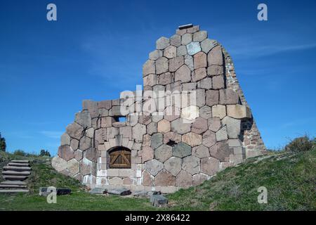 Vista di una fortezza in rovina a Bomarsund, Aland. Una fortezza del XIX secolo costruita durante la guerra di Crimea. Foto Stock