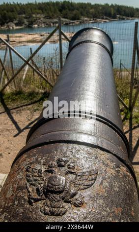 Cannoni presso la fortezza di Bomarsund alle isole Aland in Finlandia. Foto Stock