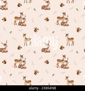 Acquerello senza cuciture con cervi e scoiattoli e nocciole. Simpatici bambini ripetono la carta da parati di colore disattivato. Fiori e foglie Foto Stock