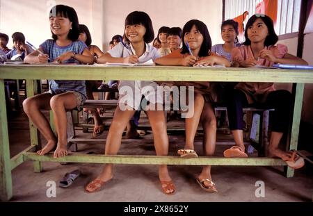 Filippine, Luzon; bambini di rifugiati vietnamiti alla scuola elementare di Palawan. Foto Stock