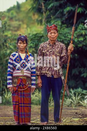 Filippine, Mindenao; un paio della tribù dei T'boli, che indossa abiti e armi tradizionali. Foto Stock